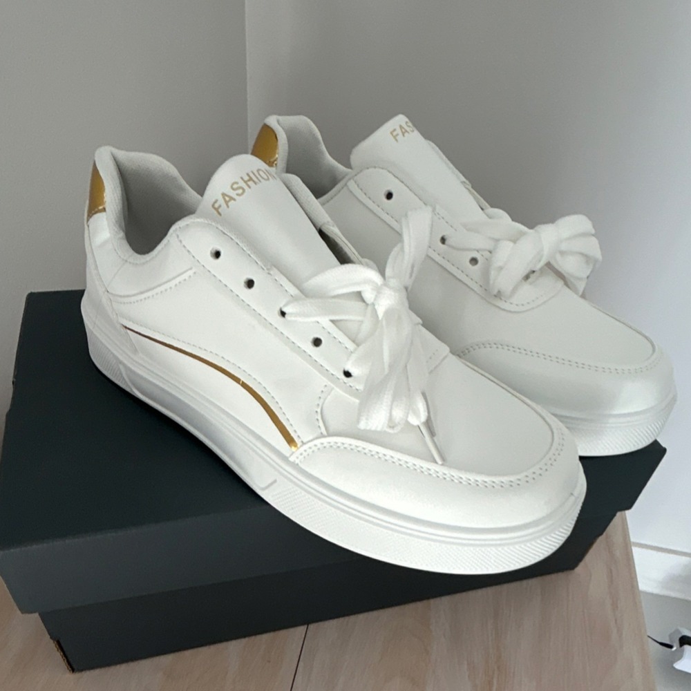 White Gold women's 8 Lace Up Casual Sneakers Gold Trim Lightweight Comfort New